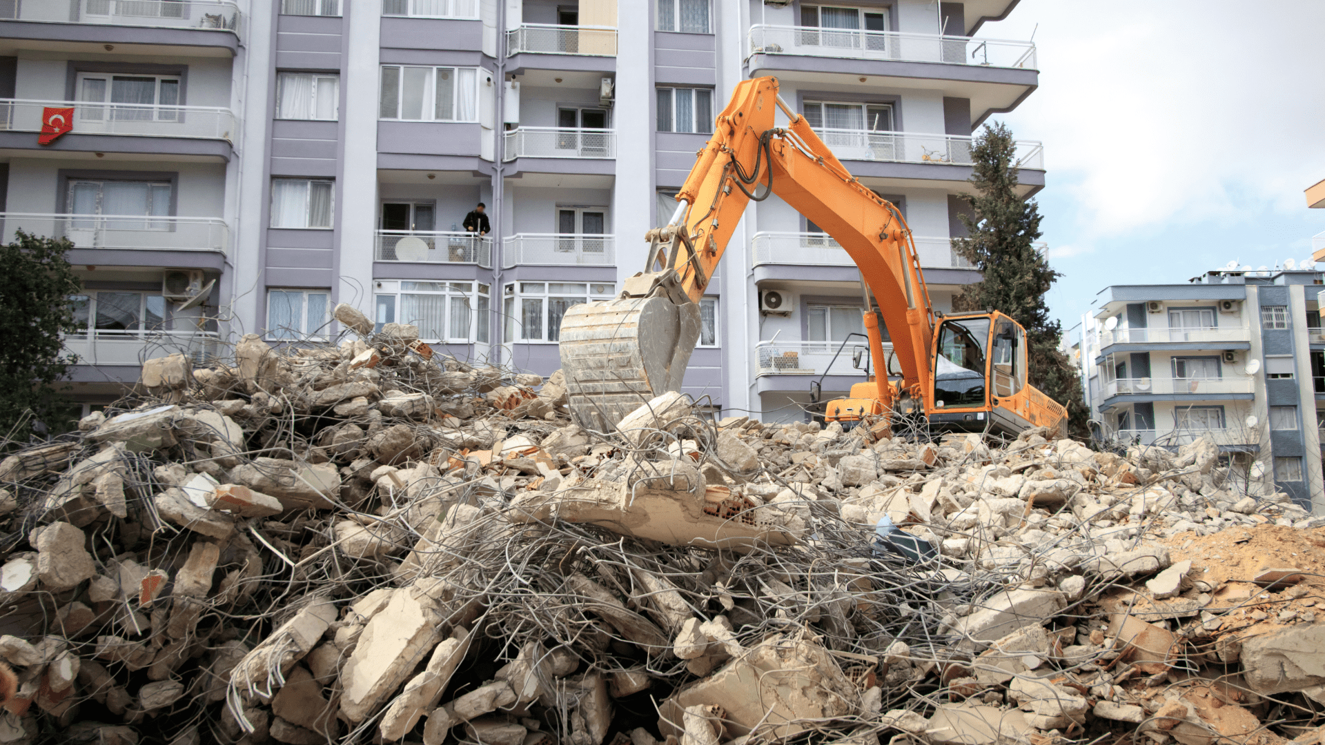 Máquina excavadora recogiendo los restos de una demolición
